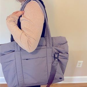 Lululemon Travel Bag. Very good condition. Purple color.